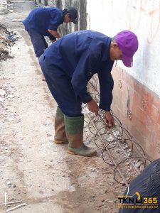 công nhân thi công khoan cọc nhồi đường kính nhỏ
