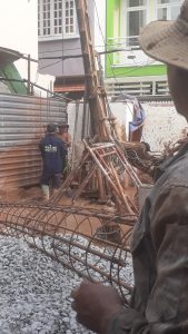 công nhân hạ lồng thép cọc khoan nhồi đường kính nhỏ
