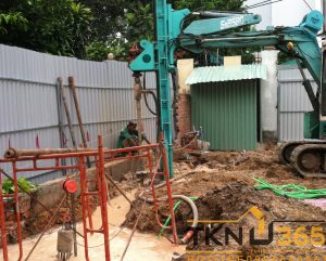 công nhân thi công cọc khoan nhồi
