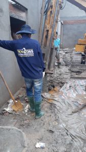 công nhân hạ ống vách cọc khoan nhồi